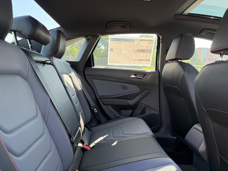 Volkswagen Jetta GLI Vehicle Full-screen Gallery Image 4