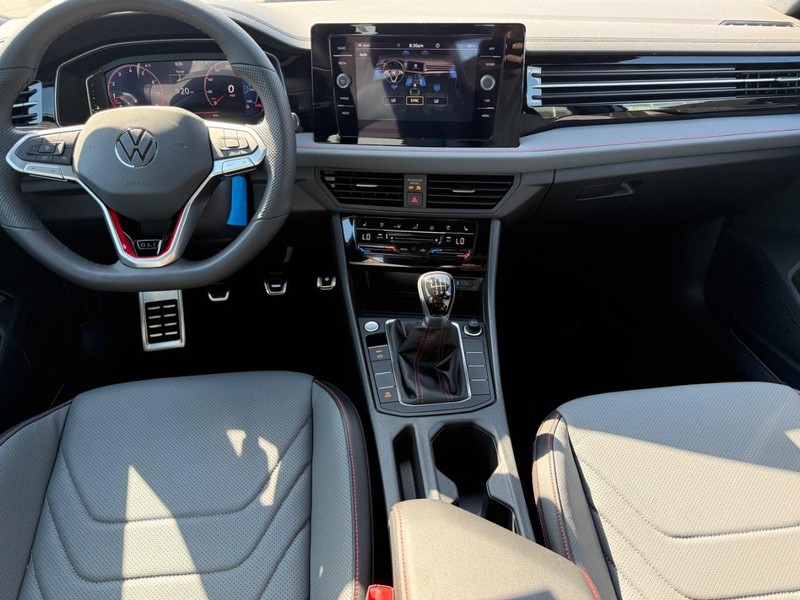 Volkswagen Jetta GLI Vehicle Full-screen Gallery Image 5
