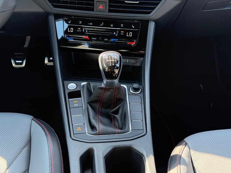 Volkswagen Jetta GLI Vehicle Full-screen Gallery Image 7
