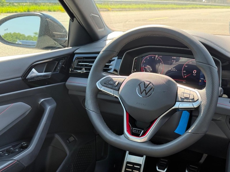Volkswagen Jetta GLI Vehicle Full-screen Gallery Image 8