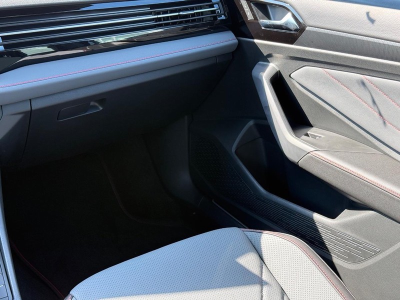 Volkswagen Jetta GLI Vehicle Full-screen Gallery Image 9