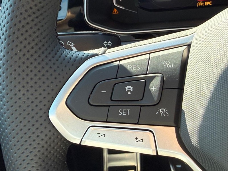 Volkswagen Jetta GLI Vehicle Full-screen Gallery Image 10