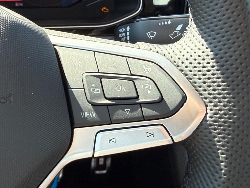 Volkswagen Jetta GLI Vehicle Full-screen Gallery Image 11