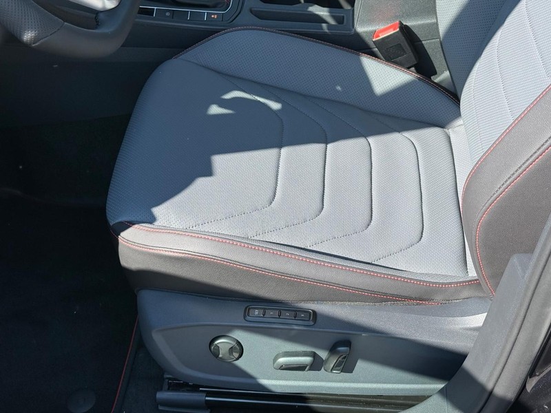 Volkswagen Jetta GLI Vehicle Full-screen Gallery Image 15