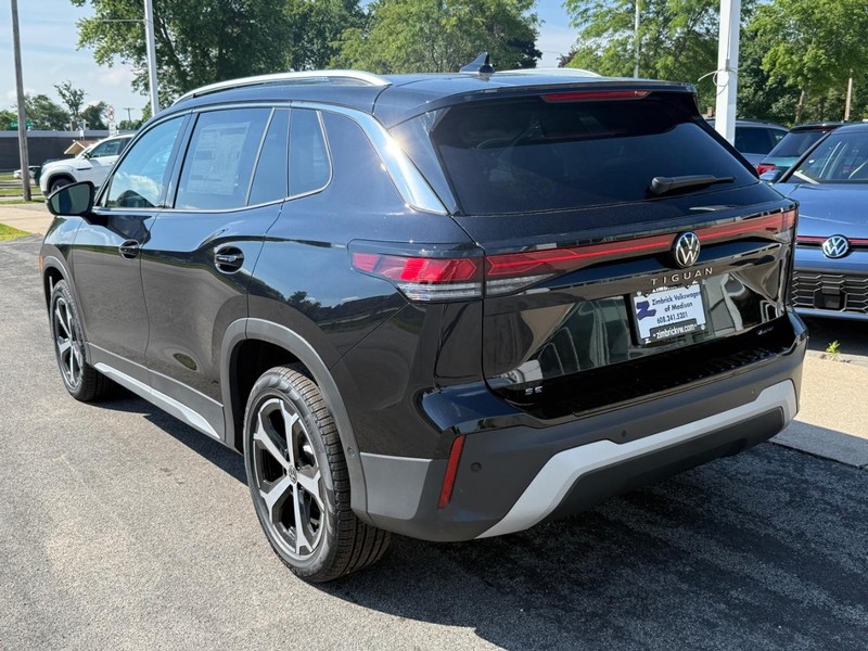 Volkswagen Tiguan Vehicle Full-screen Gallery Image 3