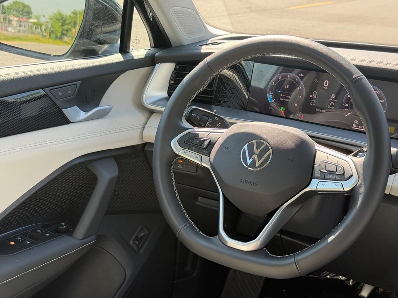 Volkswagen Tiguan Vehicle Full-screen Gallery Image 8