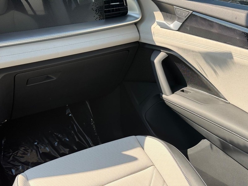 Volkswagen Tiguan Vehicle Full-screen Gallery Image 9