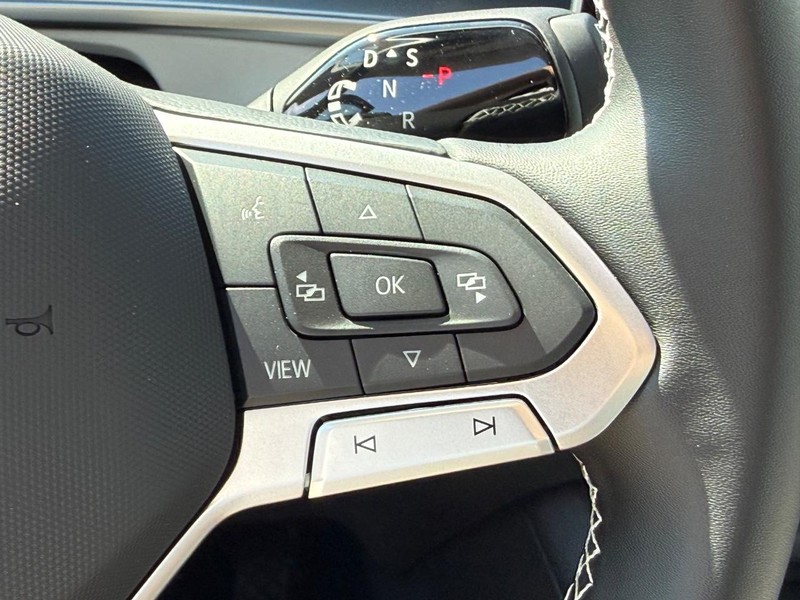Volkswagen Tiguan Vehicle Full-screen Gallery Image 11