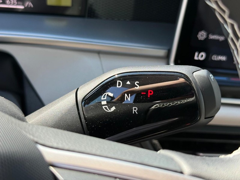 Volkswagen Tiguan Vehicle Full-screen Gallery Image 12