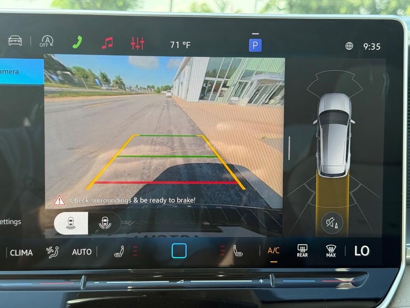 Volkswagen Tiguan Vehicle Full-screen Gallery Image 13