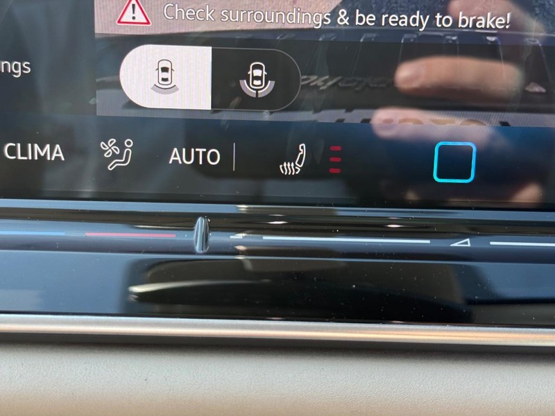 Volkswagen Tiguan Vehicle Full-screen Gallery Image 14