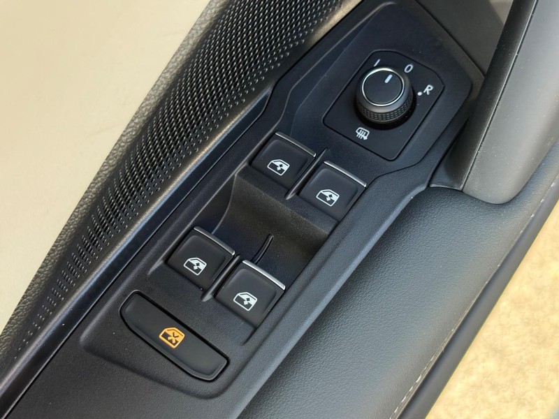 Volkswagen Tiguan Vehicle Full-screen Gallery Image 15