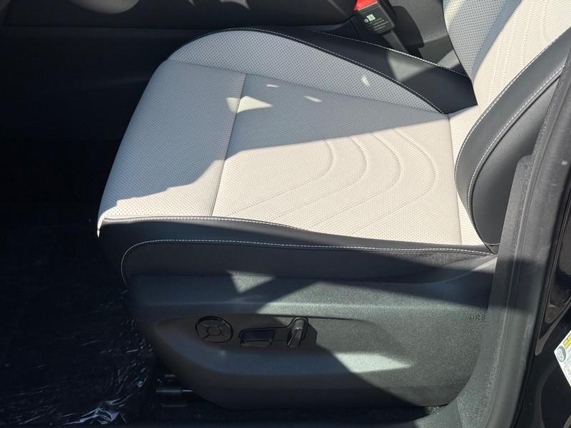 Volkswagen Tiguan Vehicle Full-screen Gallery Image 16