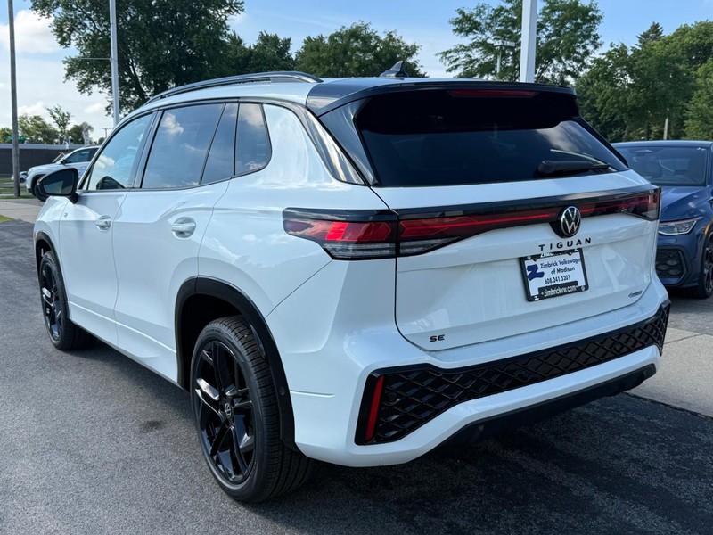 Volkswagen Tiguan Vehicle Full-screen Gallery Image 3