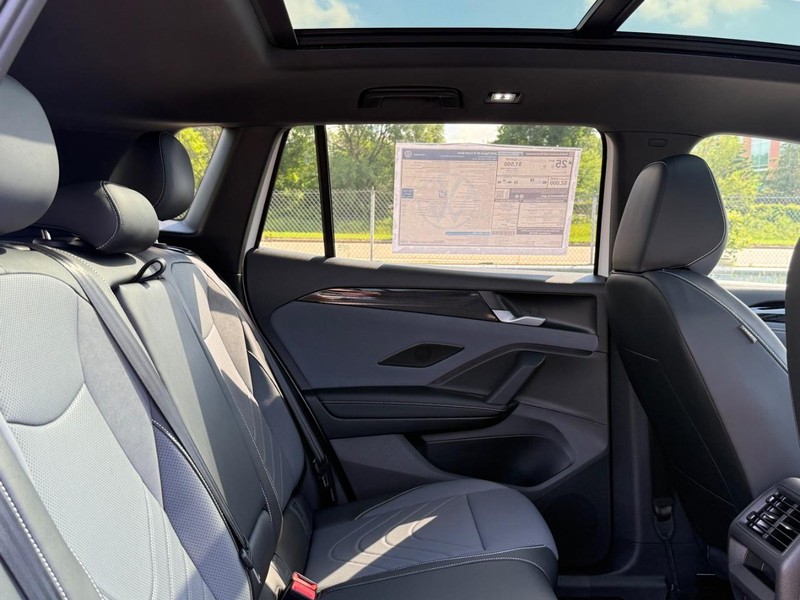 Volkswagen Tiguan Vehicle Full-screen Gallery Image 5