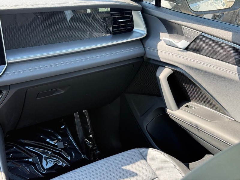 Volkswagen Tiguan Vehicle Full-screen Gallery Image 10