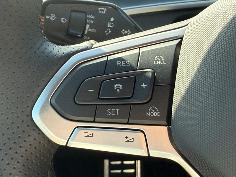 Volkswagen Tiguan Vehicle Full-screen Gallery Image 11