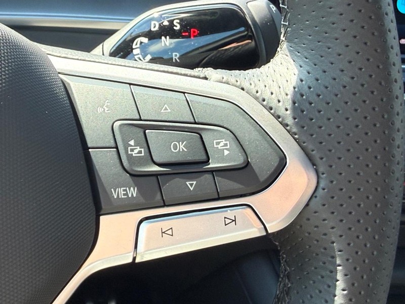 Volkswagen Tiguan Vehicle Full-screen Gallery Image 12