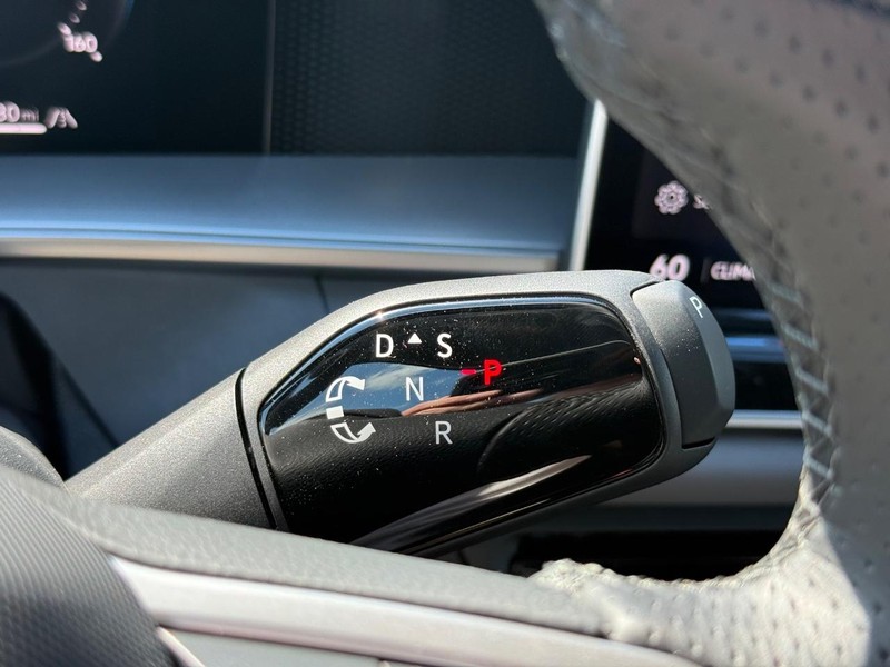 Volkswagen Tiguan Vehicle Full-screen Gallery Image 13