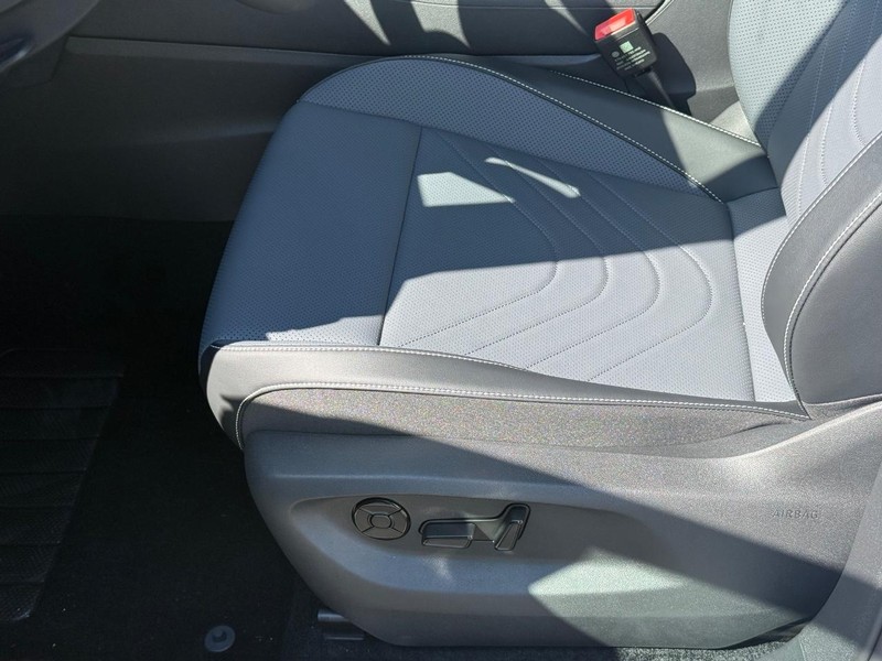 Volkswagen Tiguan Vehicle Full-screen Gallery Image 17