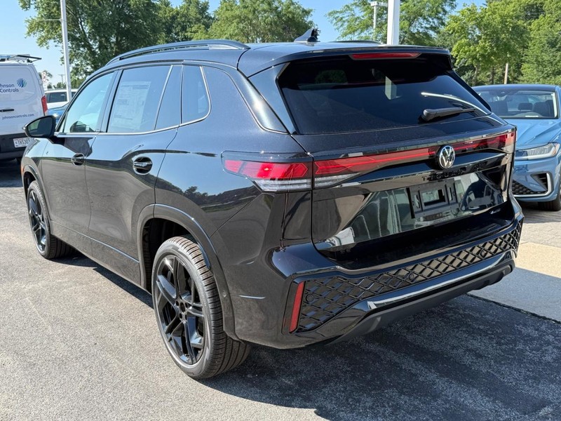 Volkswagen Tiguan Vehicle Full-screen Gallery Image 3