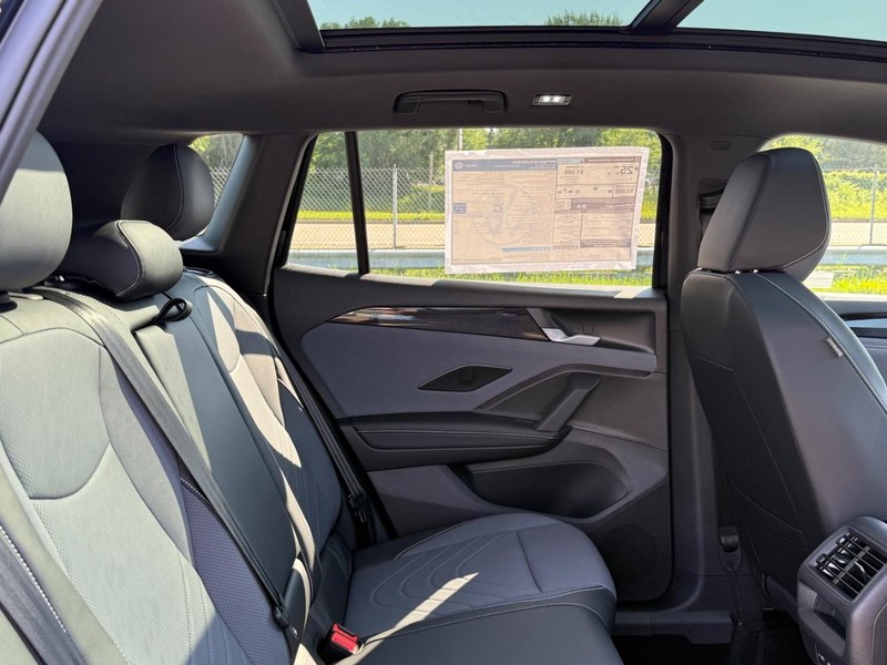 Volkswagen Tiguan Vehicle Full-screen Gallery Image 4