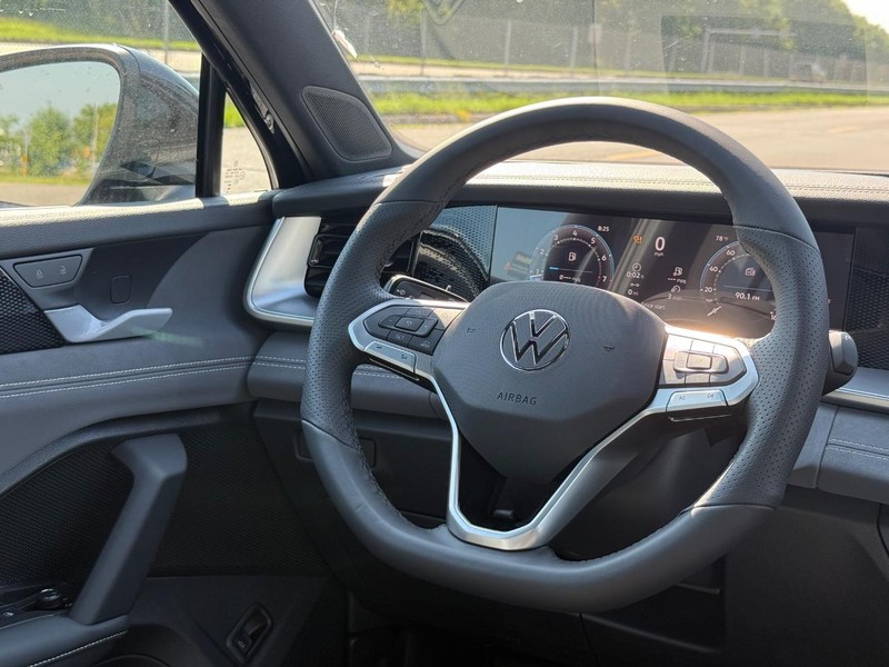 Volkswagen Tiguan Vehicle Full-screen Gallery Image 7