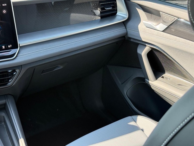 Volkswagen Tiguan Vehicle Full-screen Gallery Image 8