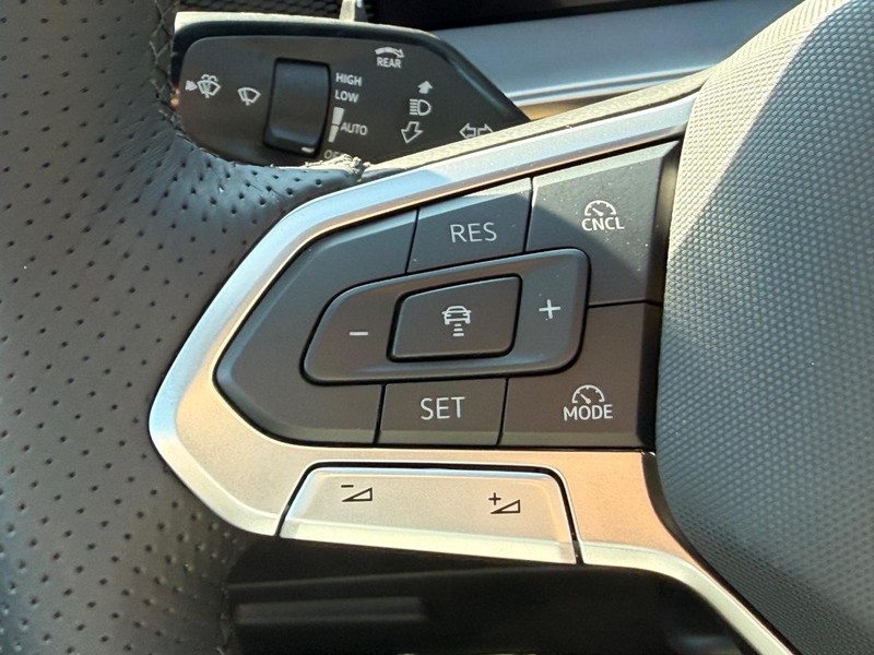Volkswagen Tiguan Vehicle Full-screen Gallery Image 9