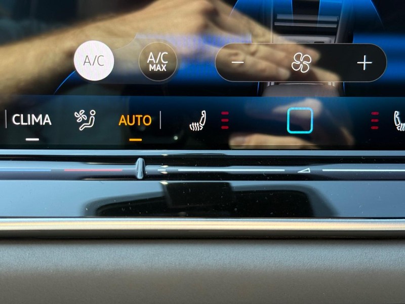 Volkswagen Tiguan Vehicle Full-screen Gallery Image 12