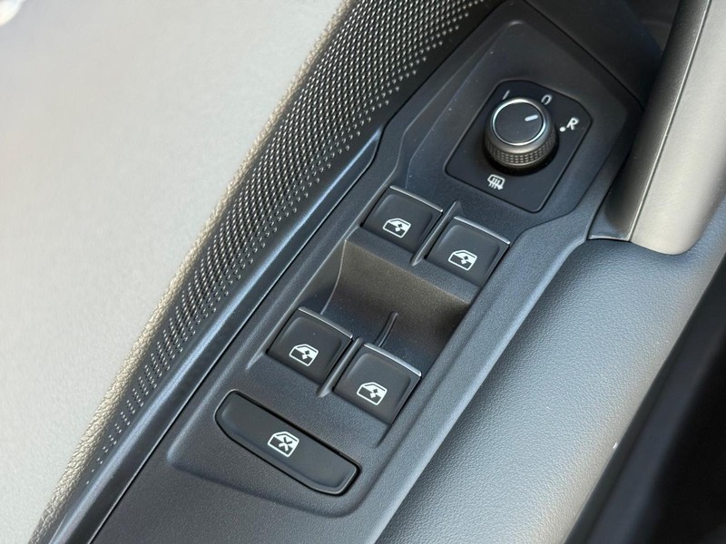 Volkswagen Tiguan Vehicle Full-screen Gallery Image 16