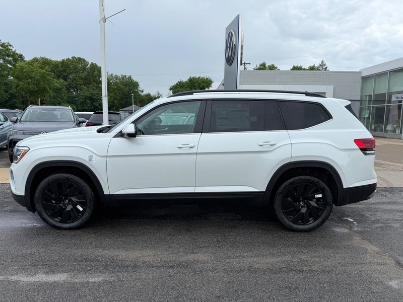 Volkswagen Atlas Vehicle Full-screen Gallery Image 2