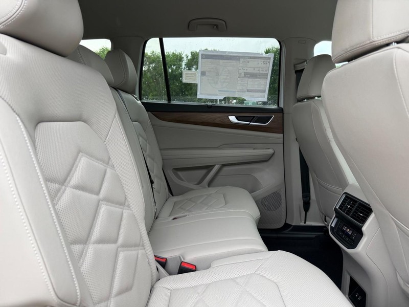 Volkswagen Atlas Vehicle Full-screen Gallery Image 4