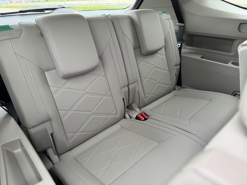 Volkswagen Atlas Vehicle Full-screen Gallery Image 5