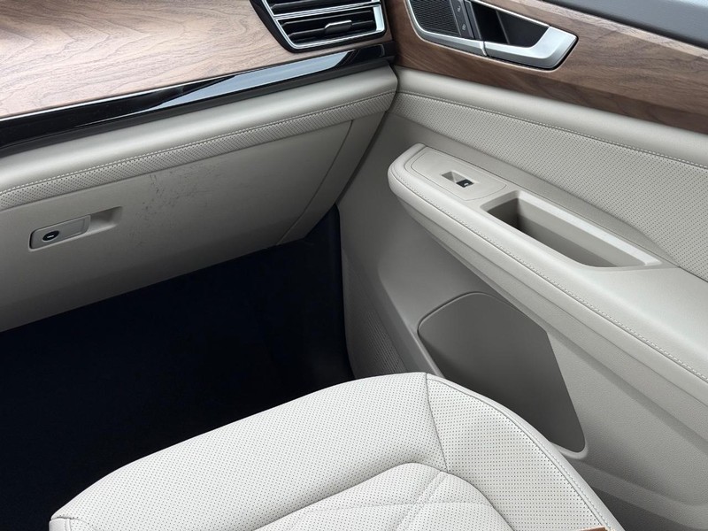 Volkswagen Atlas Vehicle Full-screen Gallery Image 9
