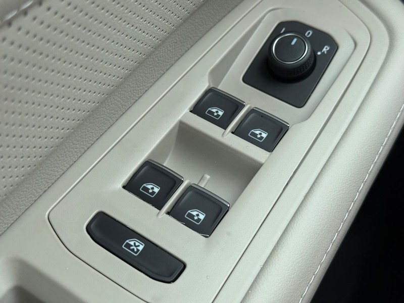 Volkswagen Atlas Vehicle Full-screen Gallery Image 14