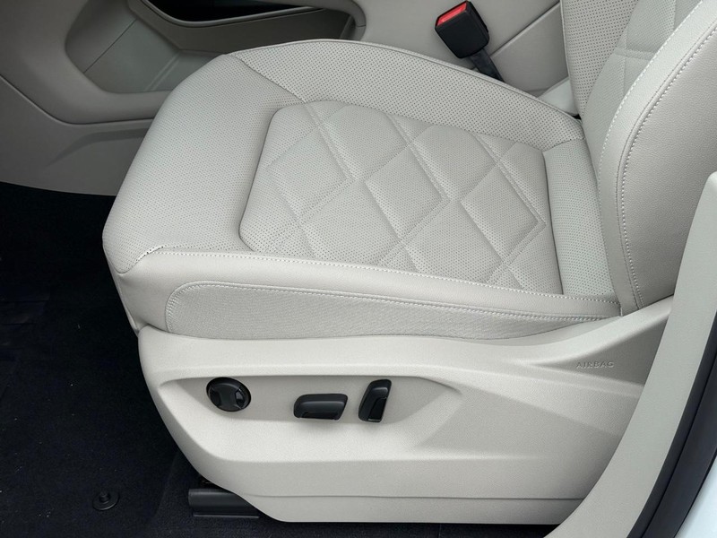 Volkswagen Atlas Vehicle Full-screen Gallery Image 16