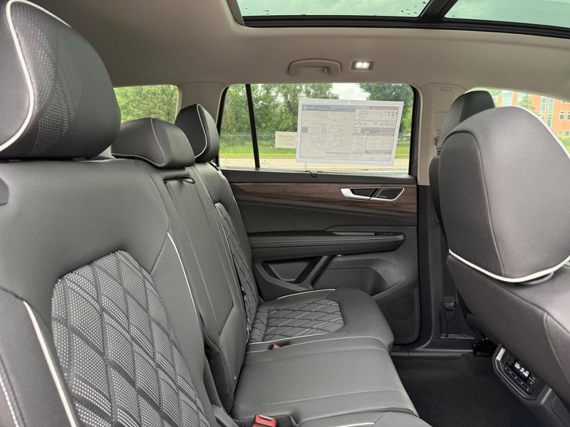 Volkswagen Atlas Vehicle Full-screen Gallery Image 4
