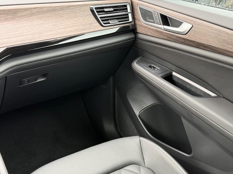 Volkswagen Atlas Vehicle Full-screen Gallery Image 9
