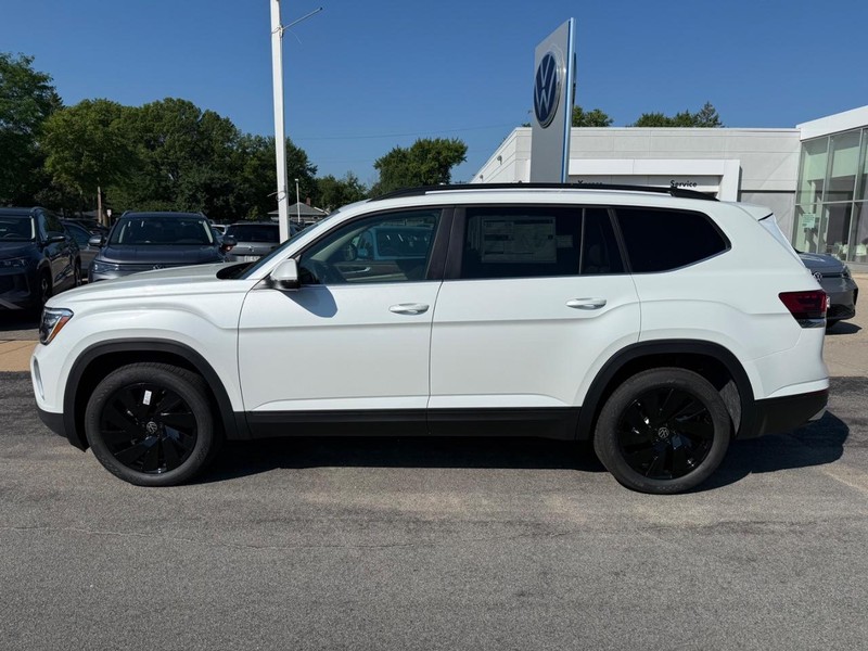 Volkswagen Atlas Vehicle Full-screen Gallery Image 2