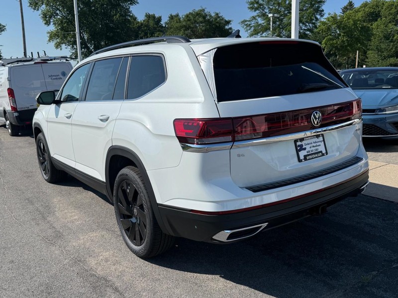 Volkswagen Atlas Vehicle Full-screen Gallery Image 3
