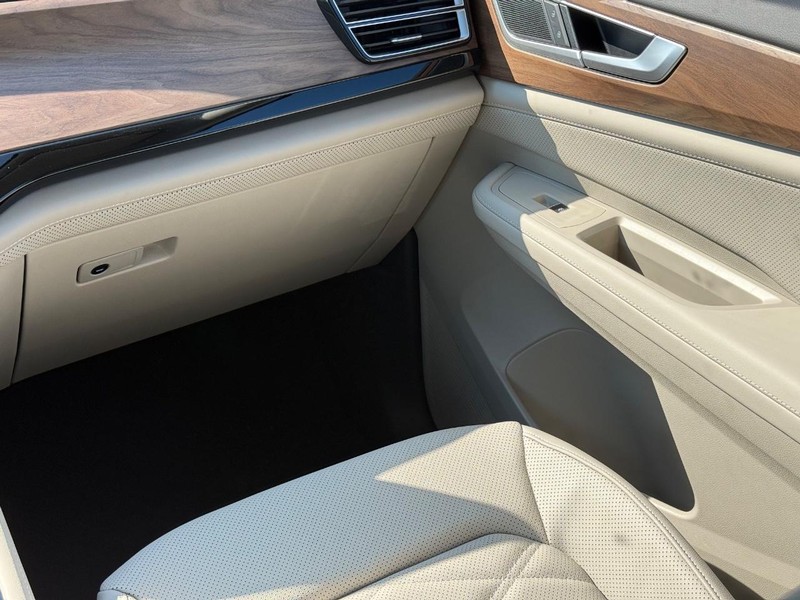 Volkswagen Atlas Vehicle Full-screen Gallery Image 10