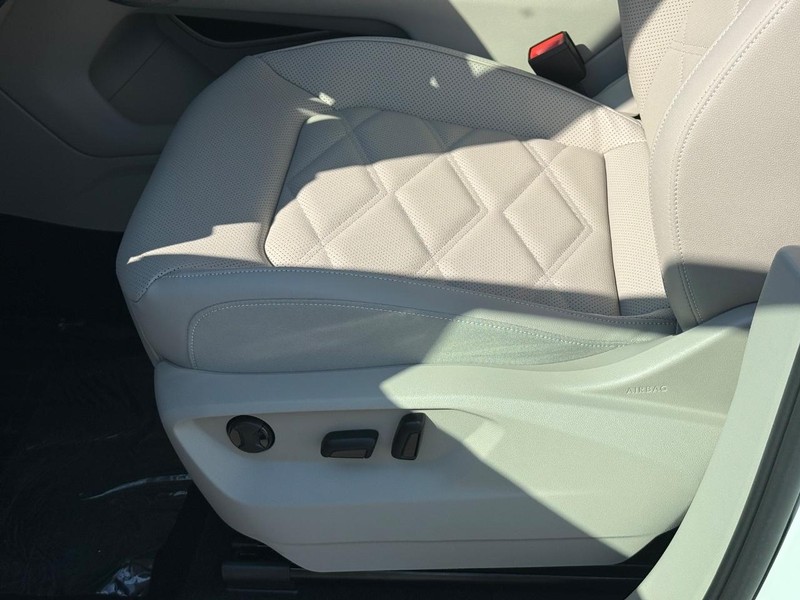 Volkswagen Atlas Vehicle Full-screen Gallery Image 16
