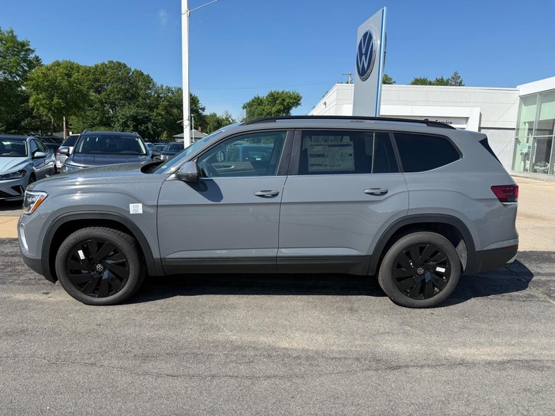 Volkswagen Atlas Vehicle Full-screen Gallery Image 2