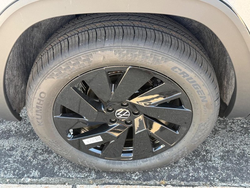 Volkswagen Atlas Vehicle Full-screen Gallery Image 4