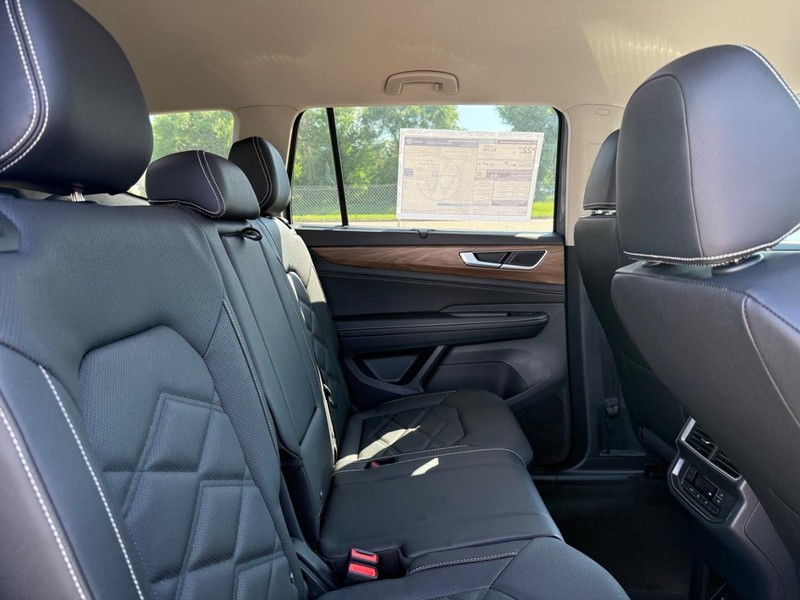 Volkswagen Atlas Vehicle Full-screen Gallery Image 5