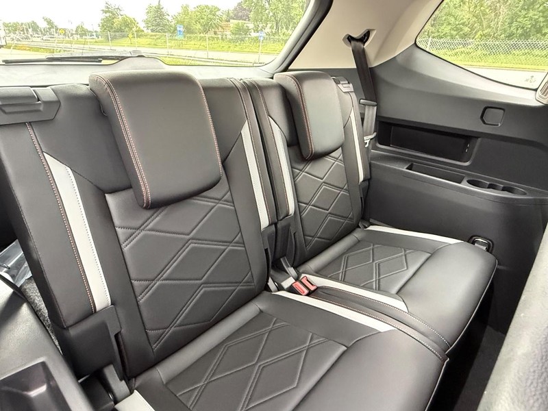Volkswagen Atlas Vehicle Full-screen Gallery Image 4