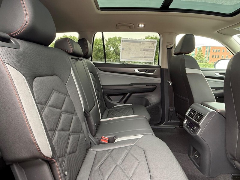 Volkswagen Atlas Vehicle Full-screen Gallery Image 5