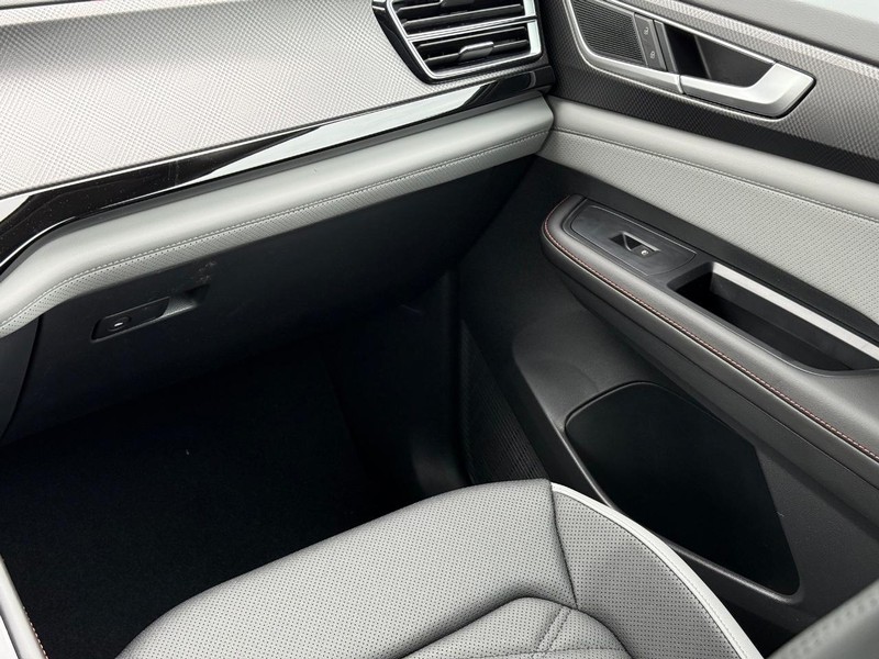 Volkswagen Atlas Vehicle Full-screen Gallery Image 9