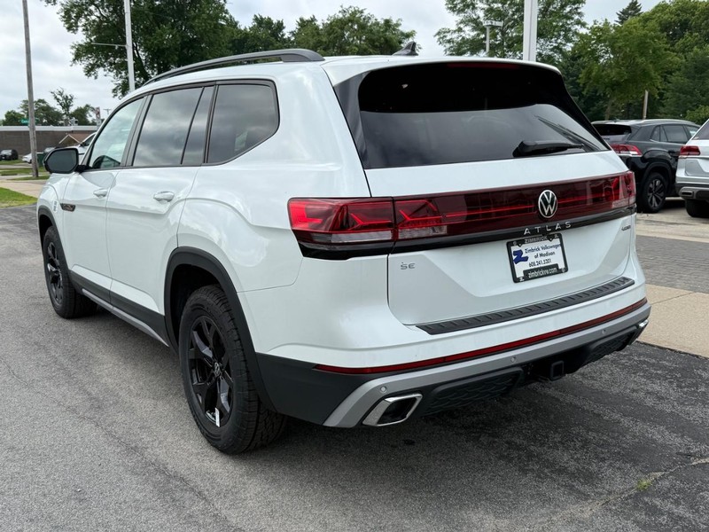 Volkswagen Atlas Vehicle Full-screen Gallery Image 3